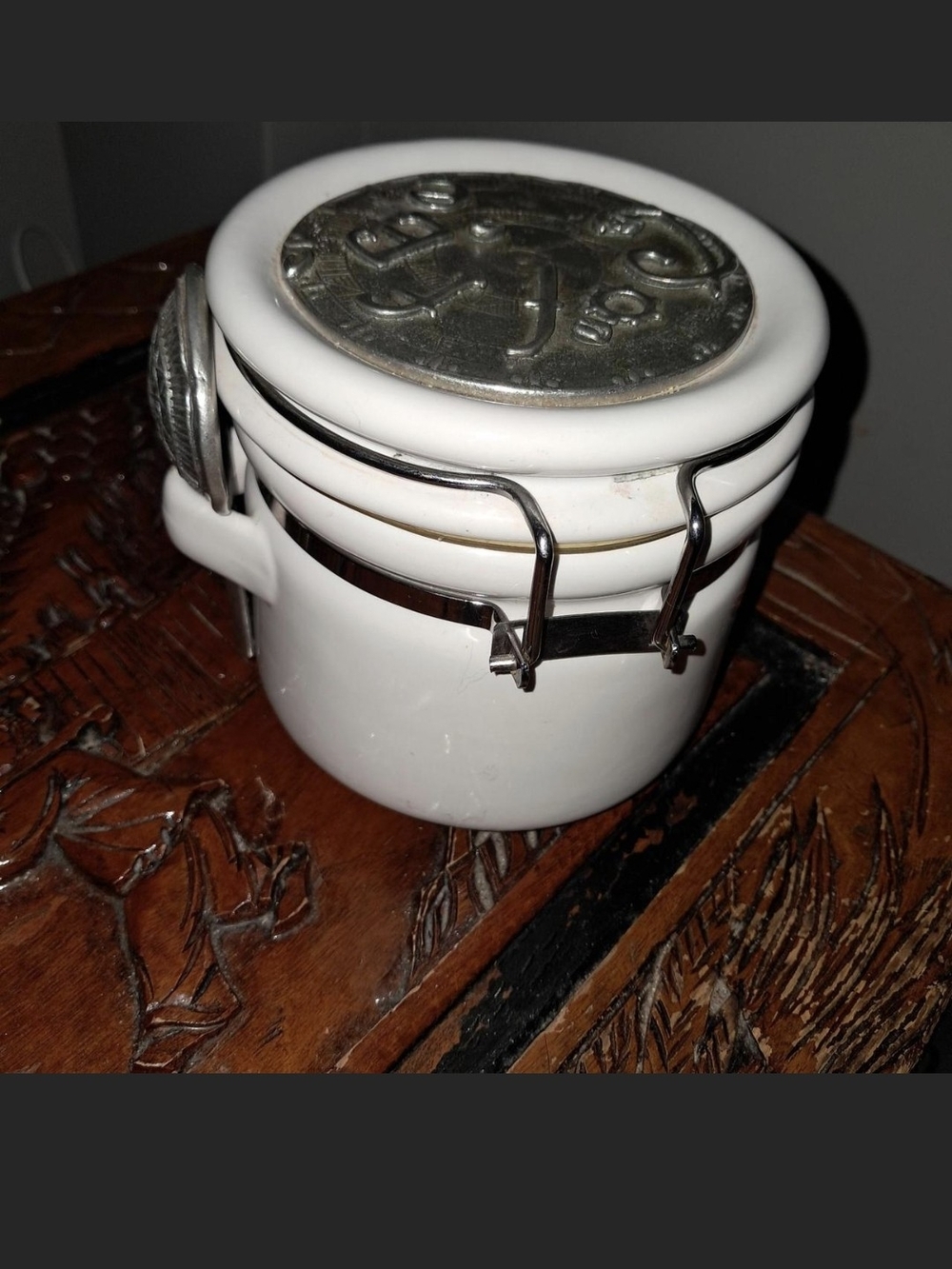 White Ceramic Airtight Storage Jar with Metal Clip and Decorative Lid